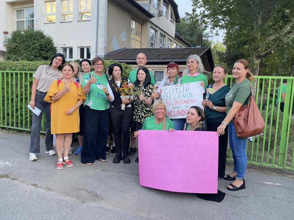 Ispraćaj bivše direktorke OŠ „10. oktobar“ koja je razrešena dužnosti zbog podrške studentima (FOTO, VIDEO)