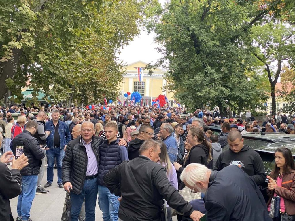 Održan protest pristalica SNS-a kod Železničke stanice u Subotici (FOTO, VIDEO)