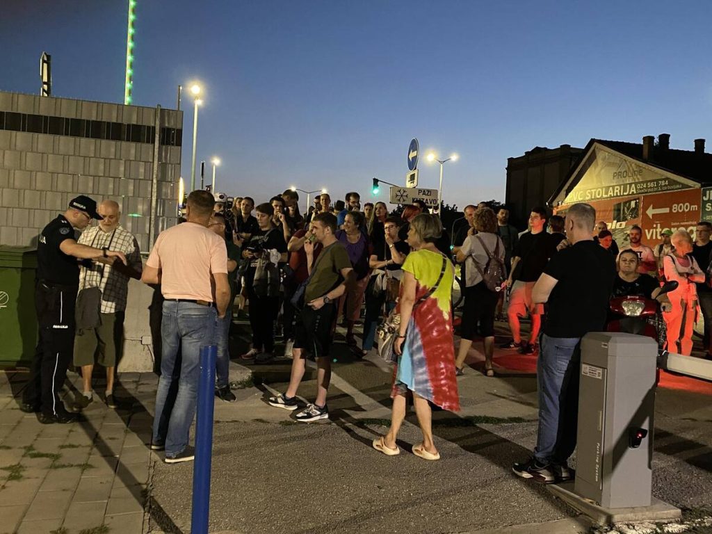Grupa Subotičana se okupila ispred policijske stanice u znak solidarnosti sa Novosađanima (FOTO)