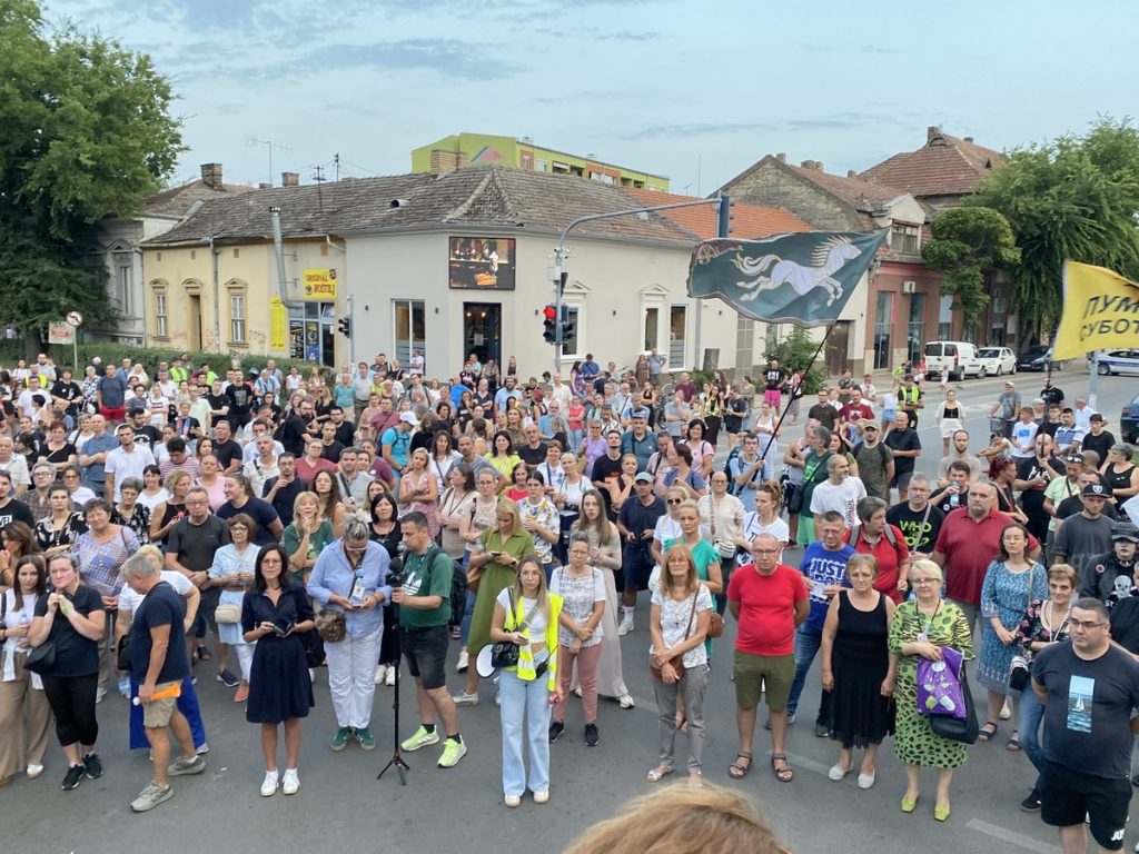 Protest studenata u blokadi i građana u znak solidarnosti sa prosvetarima: Borba za slobodu nema cenu (FOTO)