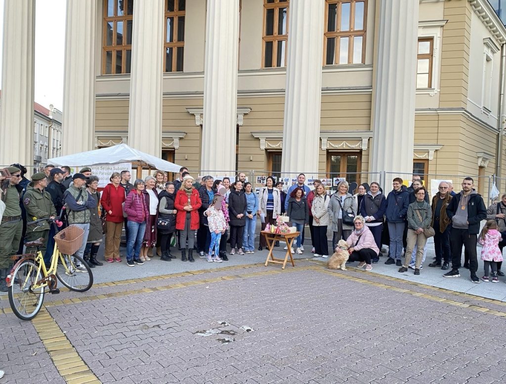 Građani Subotice performansom skrenuli pažnju na 18. godišnjicu rekonstrukcije Narodnog pozorišta (FOTO, VIDEO)