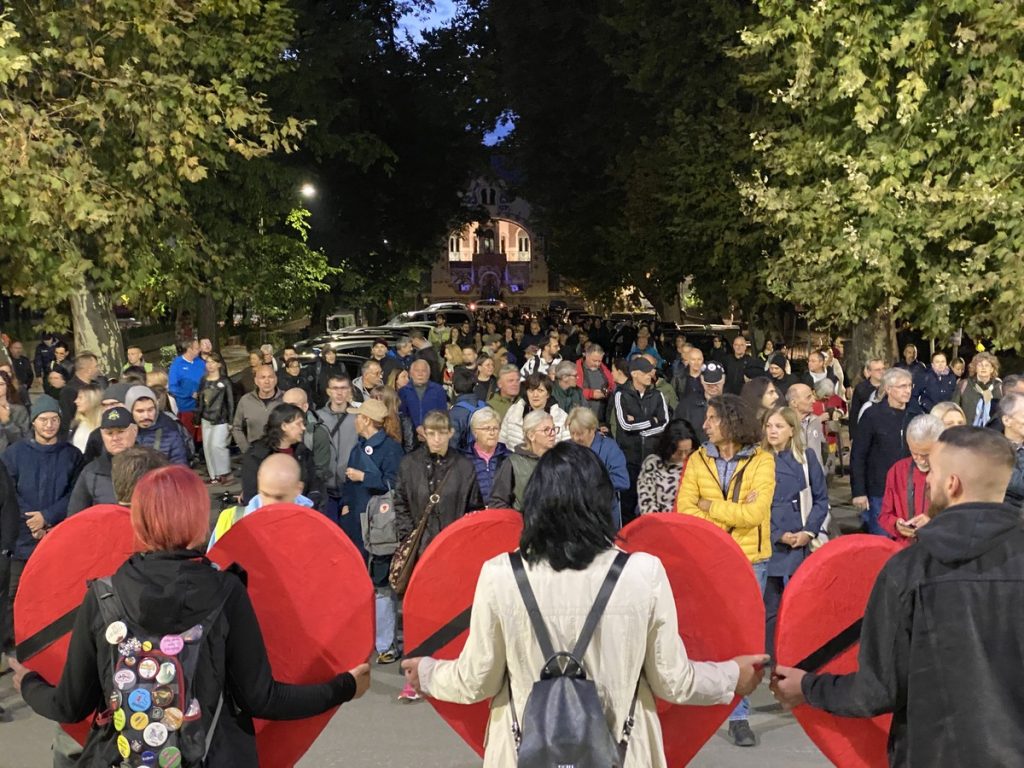 Studenti i građani u Subotici i Bačkoj Topoli palili sveće za žrtve novosadske tragedije (FOTO, VIDEO)