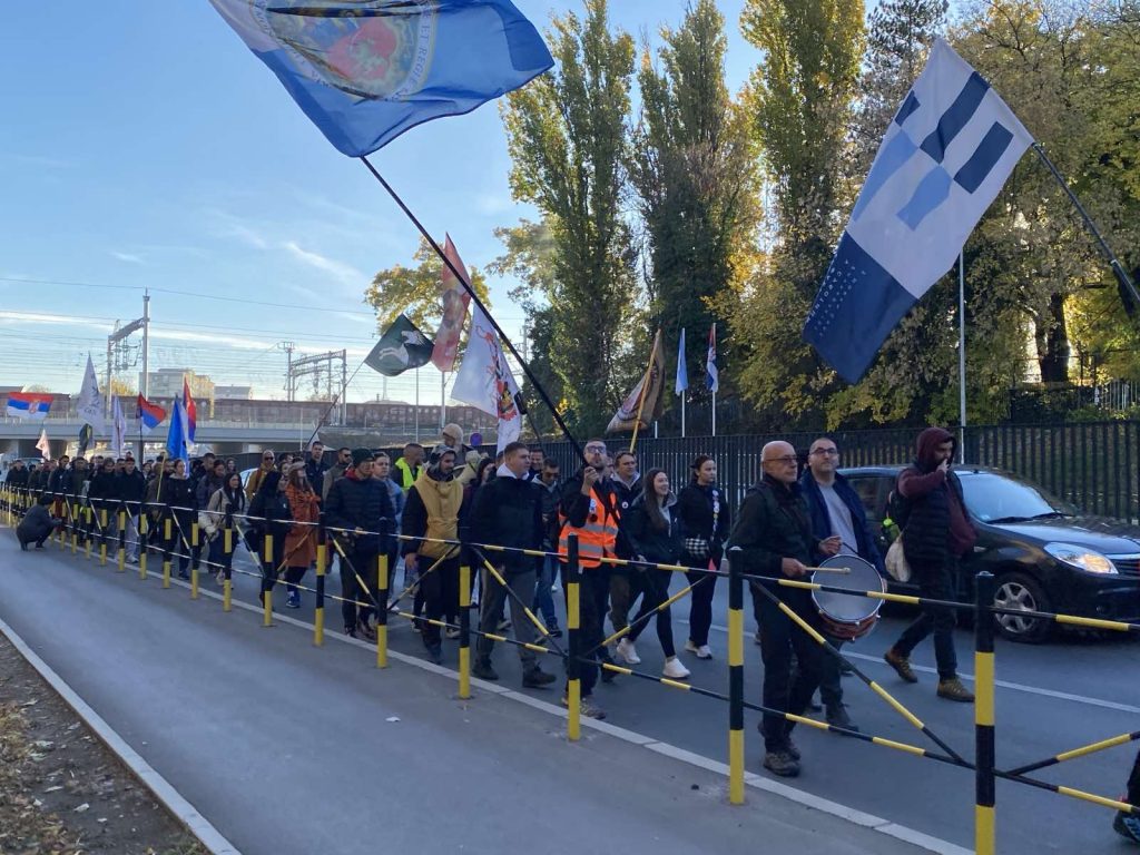 Kolona studenata i građana krenula peške iz Subotice za Novi Sad (FOTO)