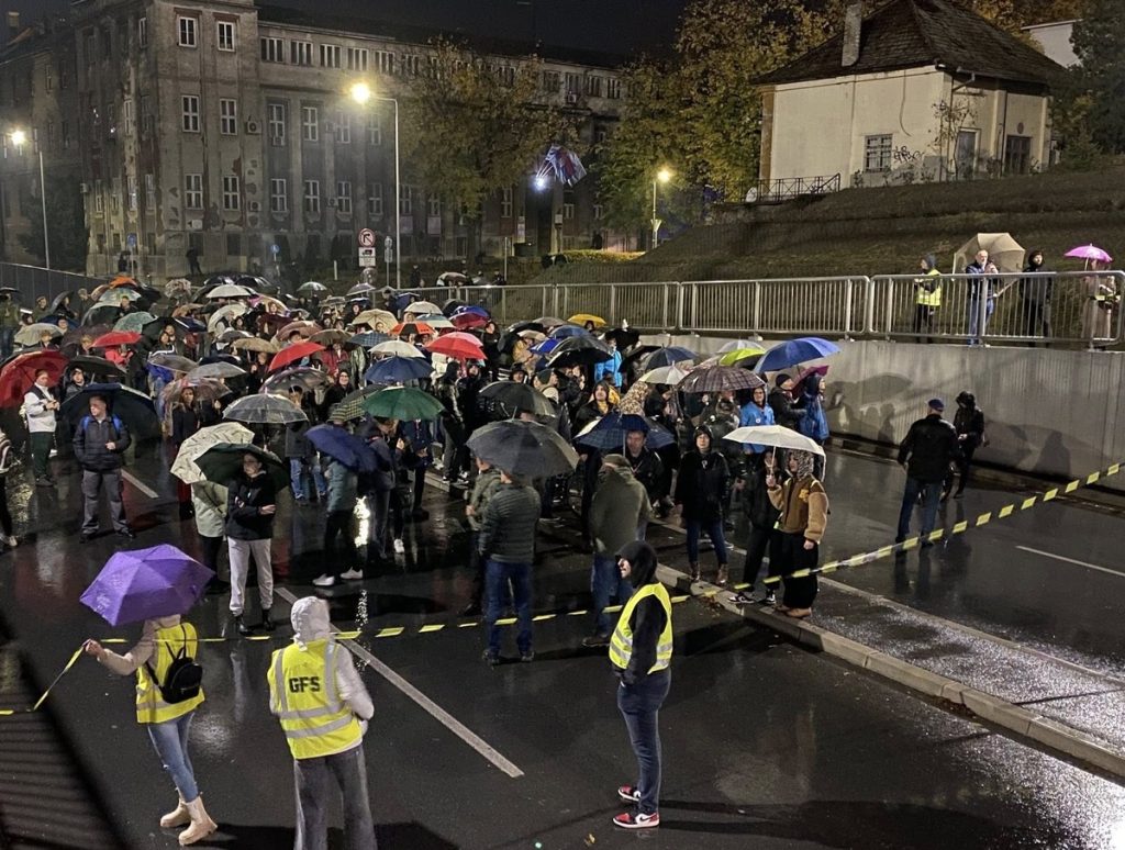 Studenti u blokadi prekrečili uvredljive grafite ispod podvožnjaka: „Vlast građane deli na lojalne i teroriste“ (FOTO, VIDEO)