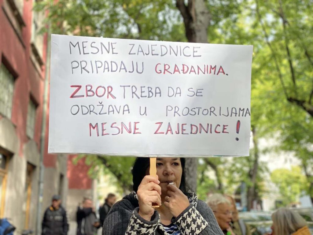 Protest grupe Subotičana ispred Gradske kuće: Zborovi građana traže dozvolu za korišćenje prostorija MZ (FOTO)