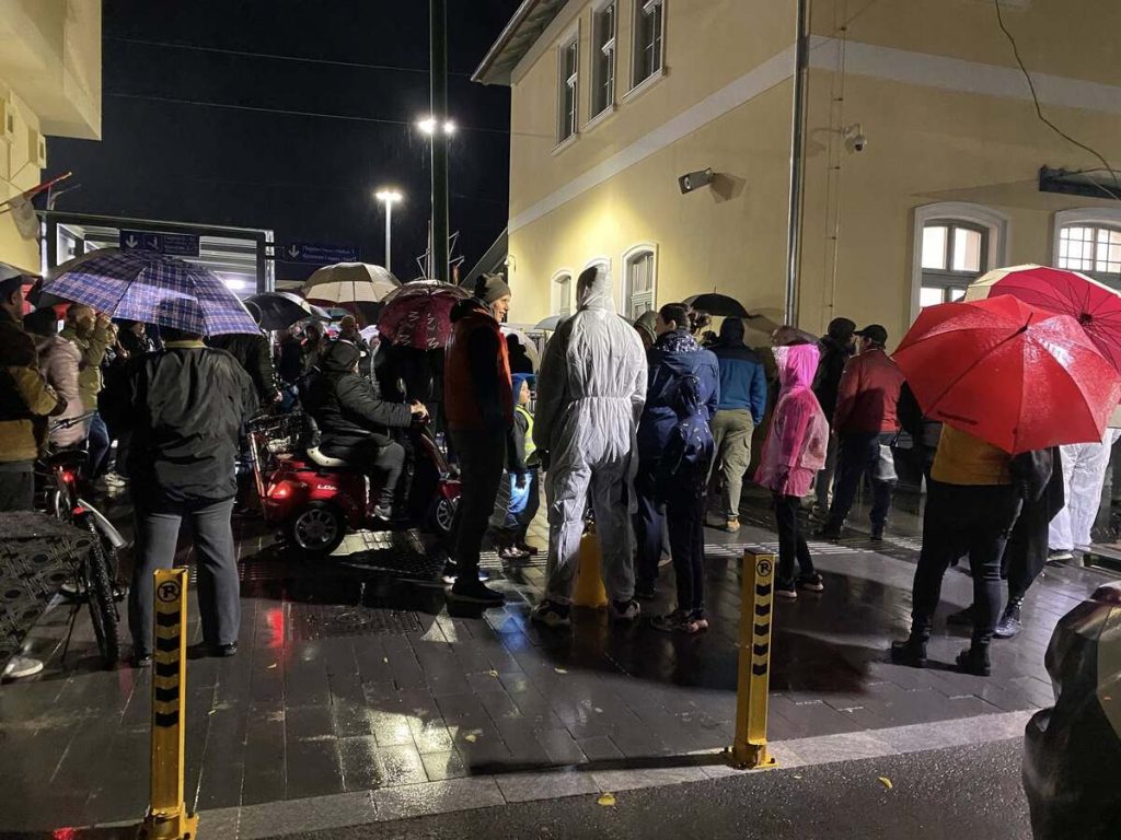 Grupa Subotičana simbolično „dezinfikovala“ Železničku stanicu u znak protesta zbog izjava Vučića (FOTO, VIDEO)