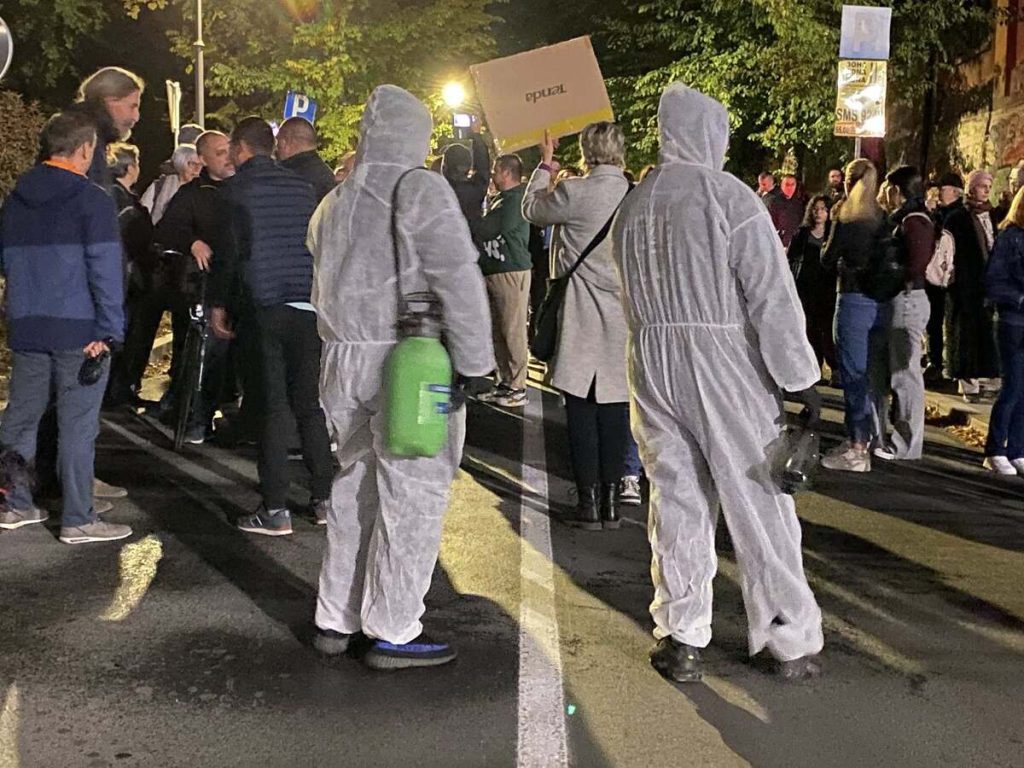 Grupa Subotičana „dezinfikovala“ prostor oko Železničke stanice, održana šetnja do prostorija SNS-a (FOTO, VIDEO)