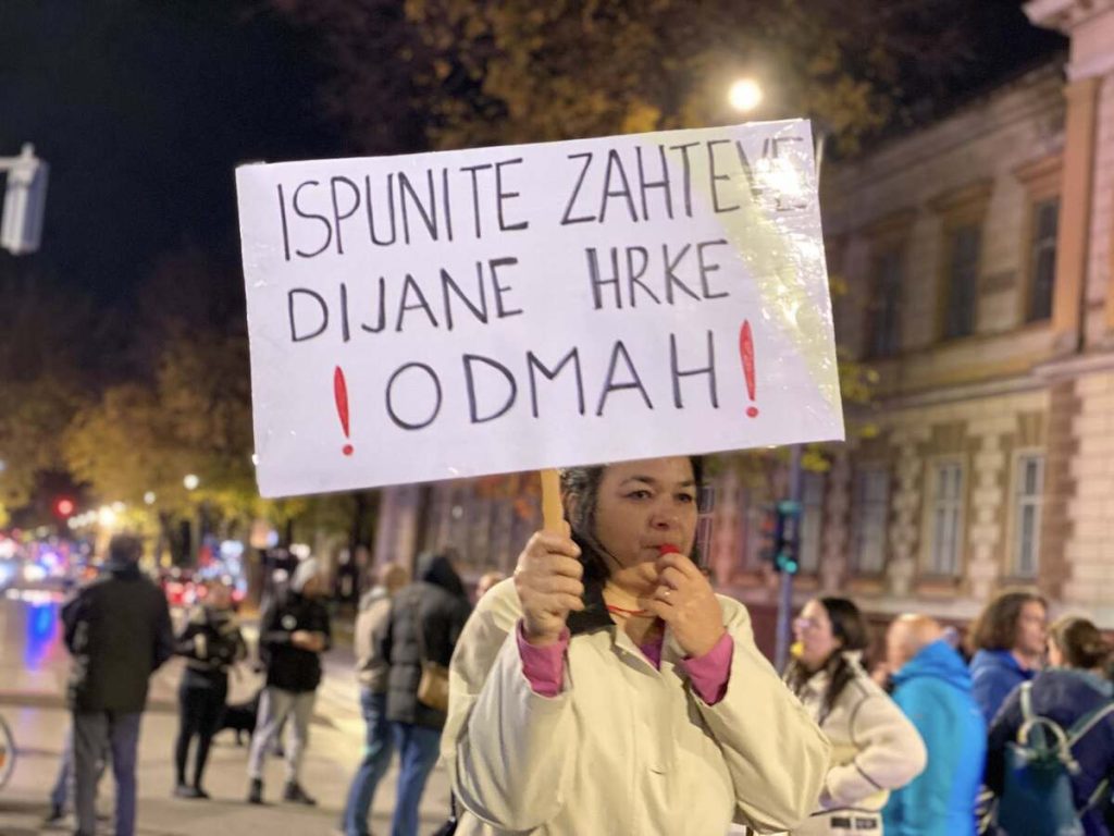 Građani i studenti blokirali na dva sata raskrsnicu u Subotici u znak podrške Dijani Hrki (FOTO, VIDEO)