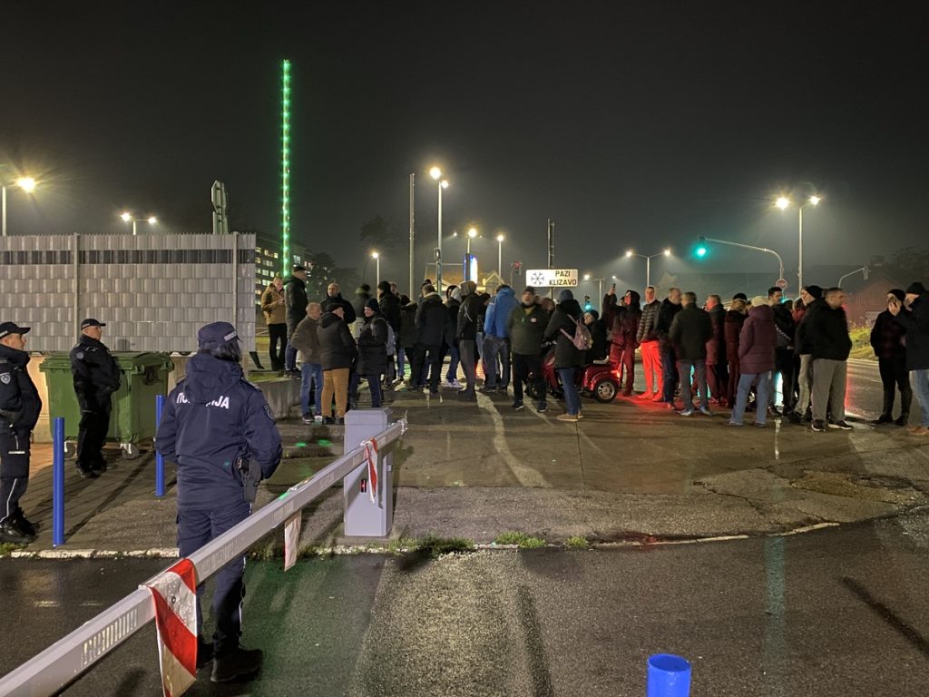 Protest ispred Policijske stanice u Subotici zbog prebijanja muškarca na Prozivci