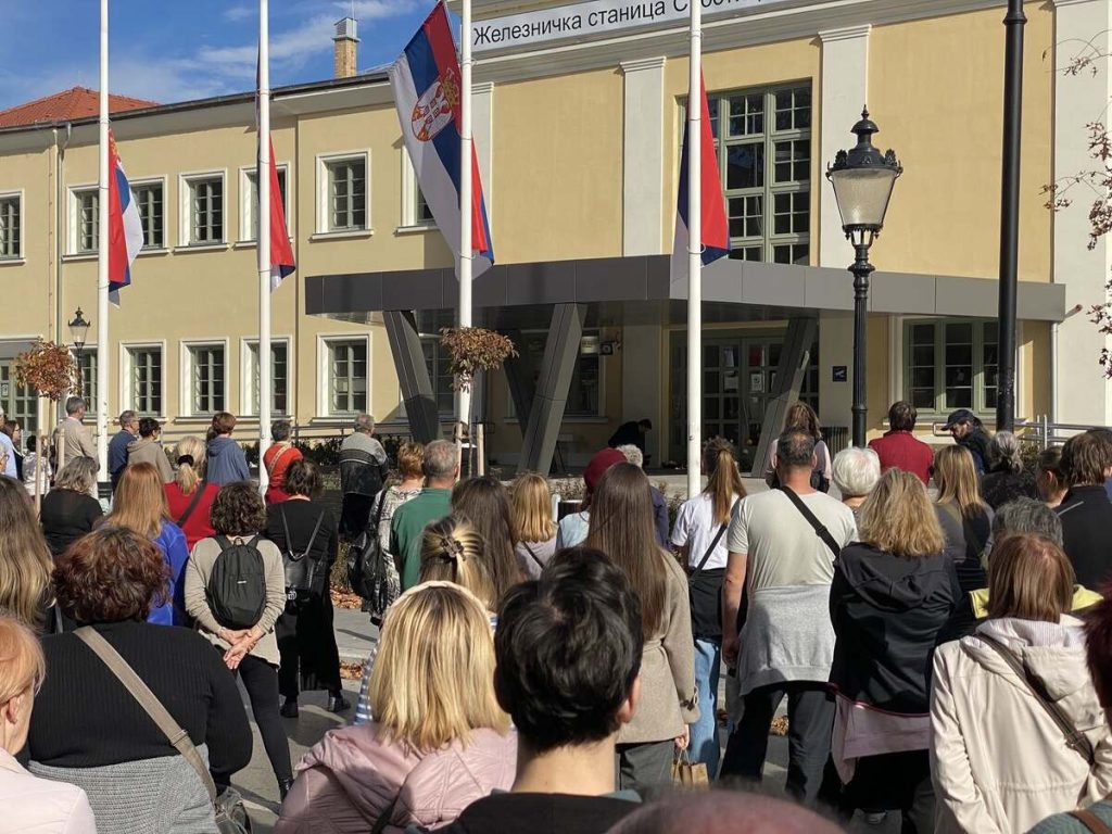 Komemorativni skupovi u Subotici i Bačkoj Topoli u znak sećanja na žrtve tragedije u Novom Sadu (FOTO, VIDEO)