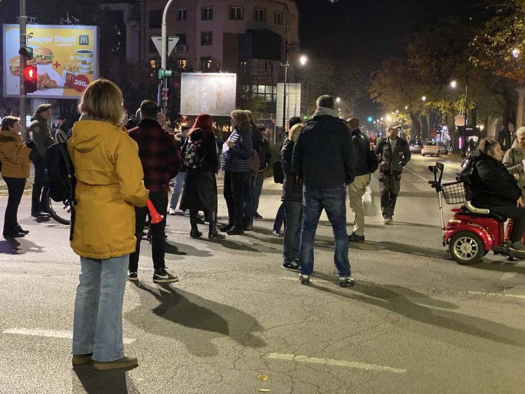 Grupa Subotičana šesti dan blokirala raskrsnicu u centru grada u znak podrške Dijani Hrki (FOTO, VIDEO)