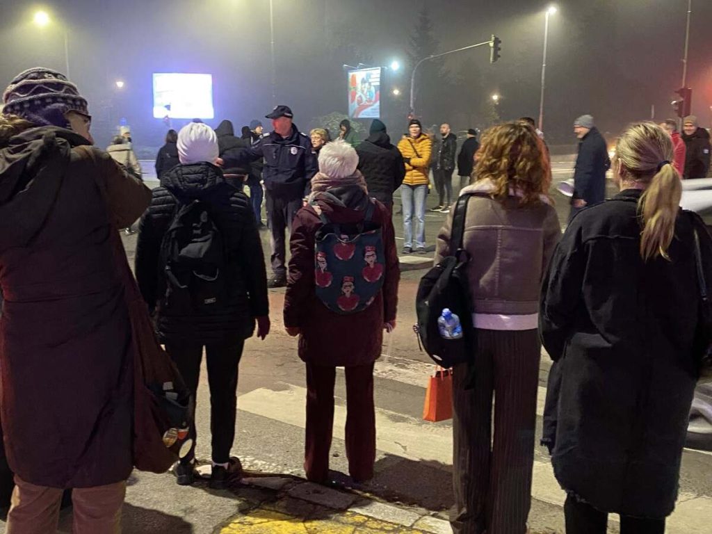 Građani Subotice 13. veče zaredom protestuju u centru grada: Pročitani zahtevi Dijane Hrke (FOTO)