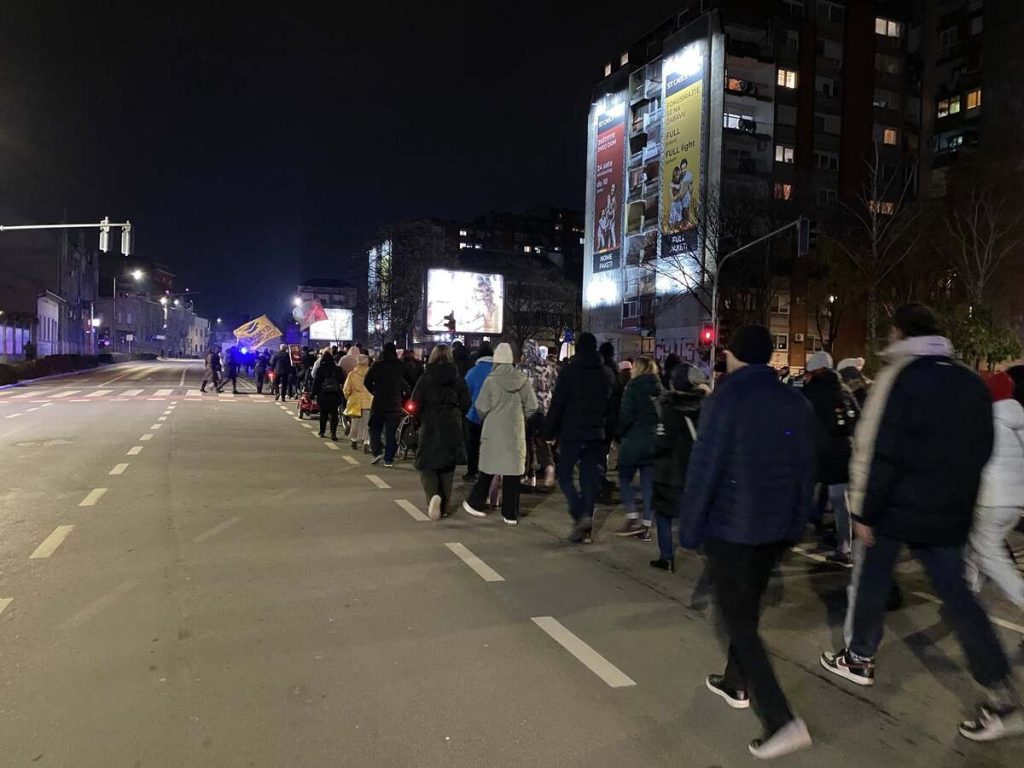 Protest građana u Subotici, policijski kordon između povorke i pristalica SNS (FOTO, VIDEO)