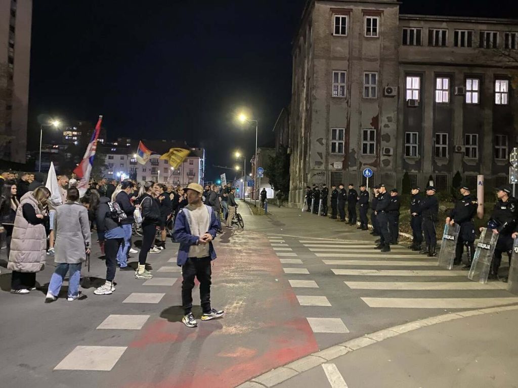 Grupa građana protestovala u Subotici i u Bačkoj Topoli ispred SNS-a u znak podrške Dijani Hrki (FOTO, VIDEO)