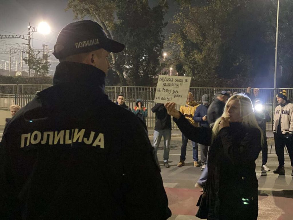 Građani Subotice i Bačke Topole protestovali ispred SNS-a u znak podrške Dijani Hrki (FOTO, VIDEO)