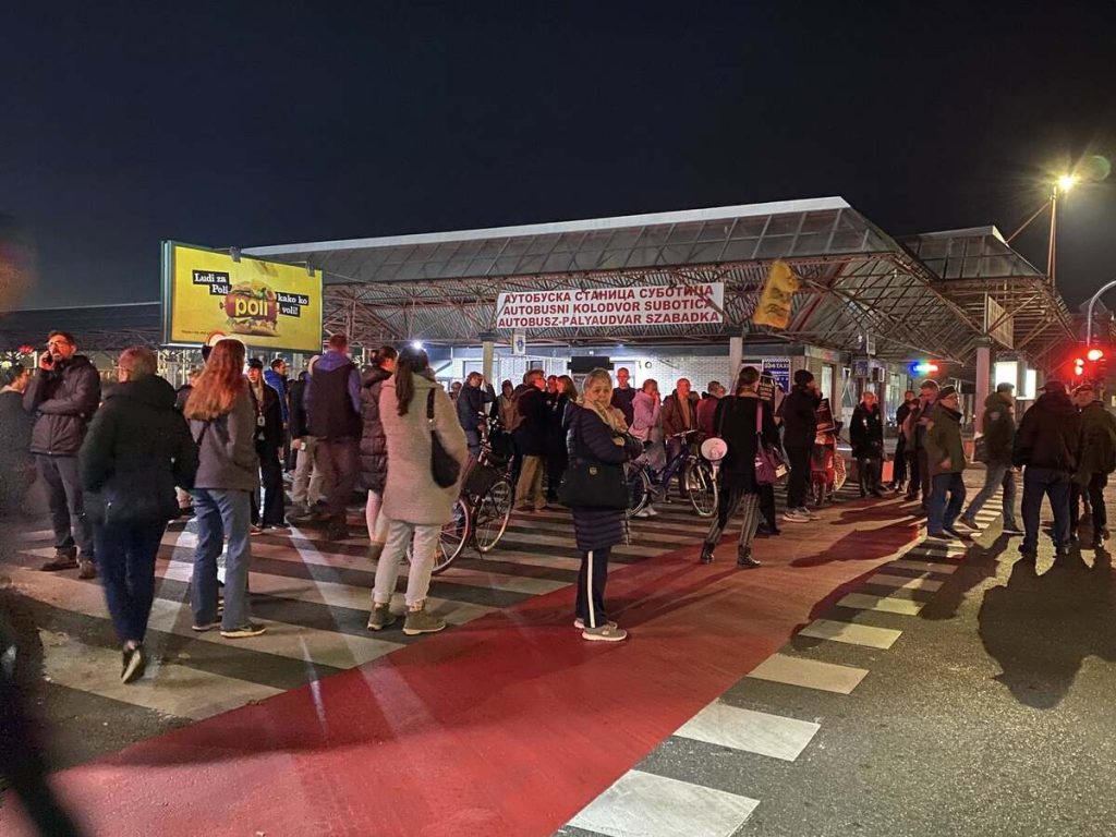 Građani blokirali na dva sata Autobusku stanicu a nakon toga i saobraćaj u centru Subotice (FOTO, VIDEO)