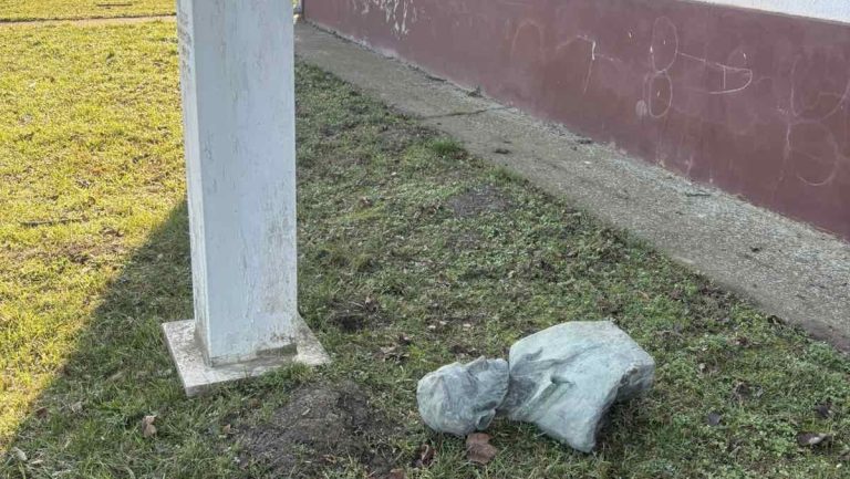 Vandali srušili bistu Lazara Mićunovića u bačkotopolskom naselju Mićunovo
