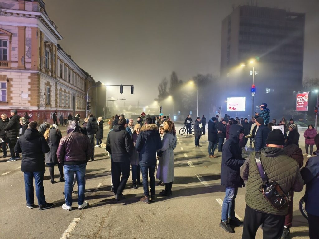 Grupa građana blokirala saobraćaj u Subotici u znak podrške tužiteljki kojoj je zapaljen automobil