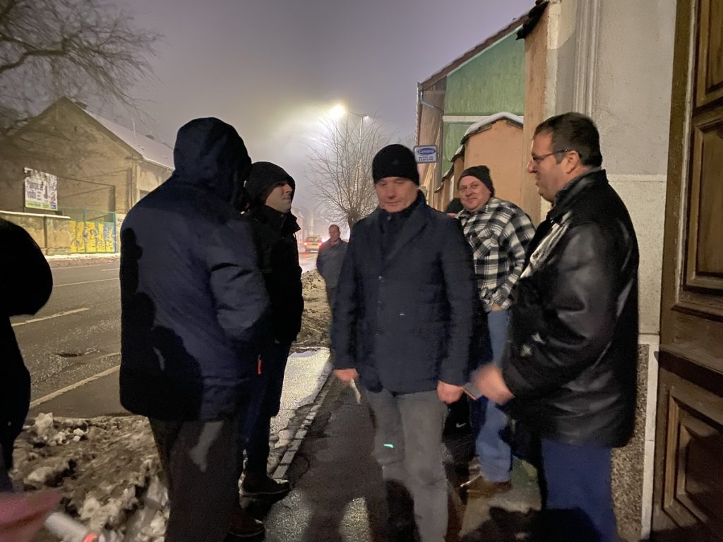 Deo članova DSHV-a protestovao ispred prostorija u Subotici: Traže sednicu veća i unutarstranačke izbore