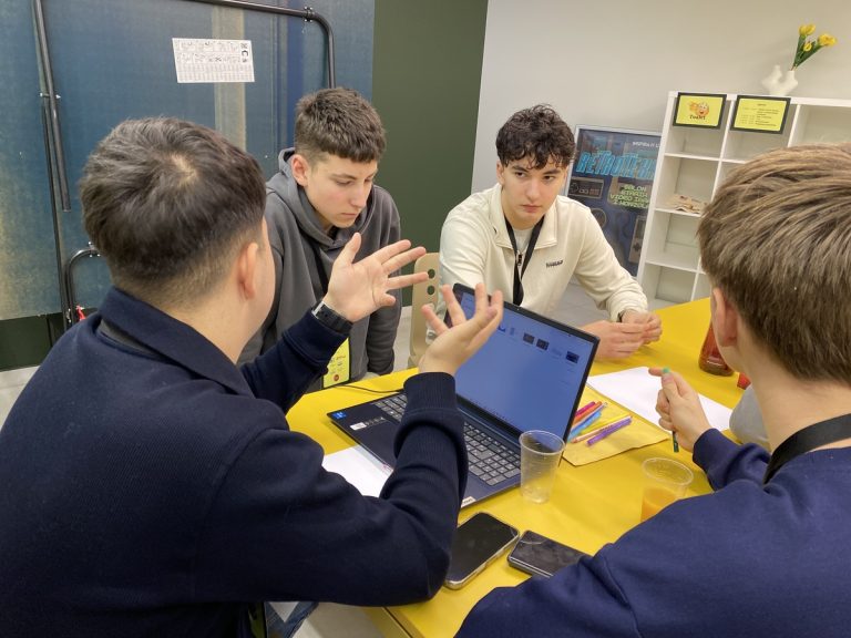 Isključi ekran, uključi mozak: Mladi u Subotici osmišljavaju ideje protiv zavisnosti od mobilnih telefona (FOTO)