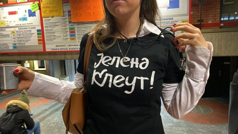 Profesorki Jeleni Kleut uručen otkaz, Filozofski fakultet u Novom Sadu stupio u blokadu, policija izbacila studente