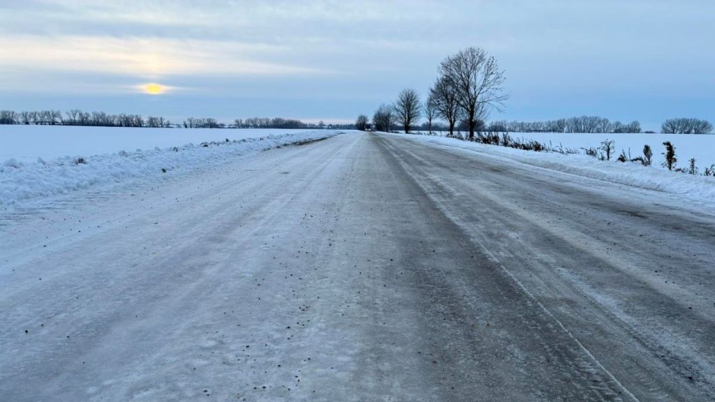 Građani Bačke Topole apeluju na službe da se sa cesti uklone sneg i led, iz “Komgrada” kažu da su od 2. januara stalno na terenu
