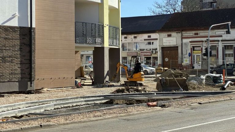 Rekonstrukcija trotoara i biciklističke staze ispred nekadašnjeg hotela “Panonija” u Bačkoj Topoli poskupela za 2 miliona dinara