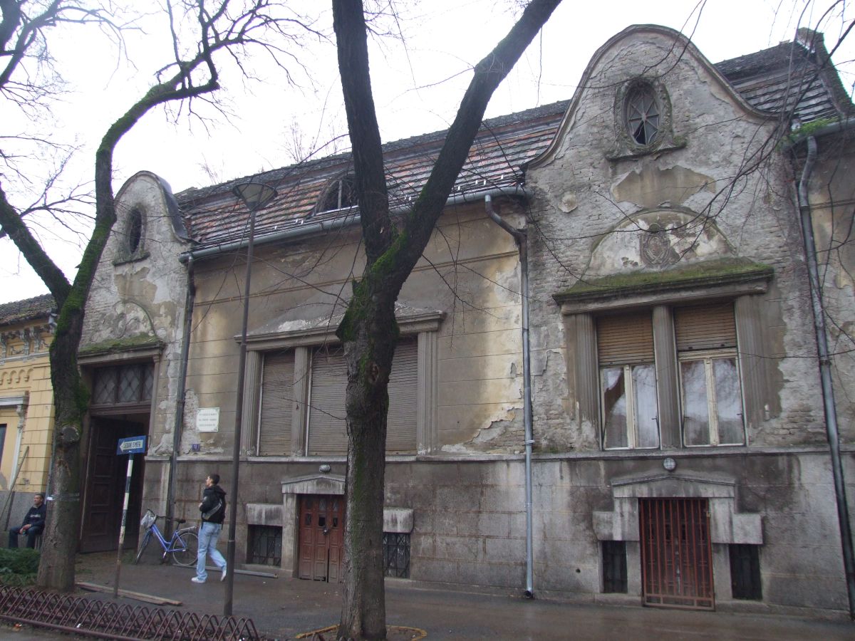 Viktorija Aladžić: Trg Jakaba i Komora 31