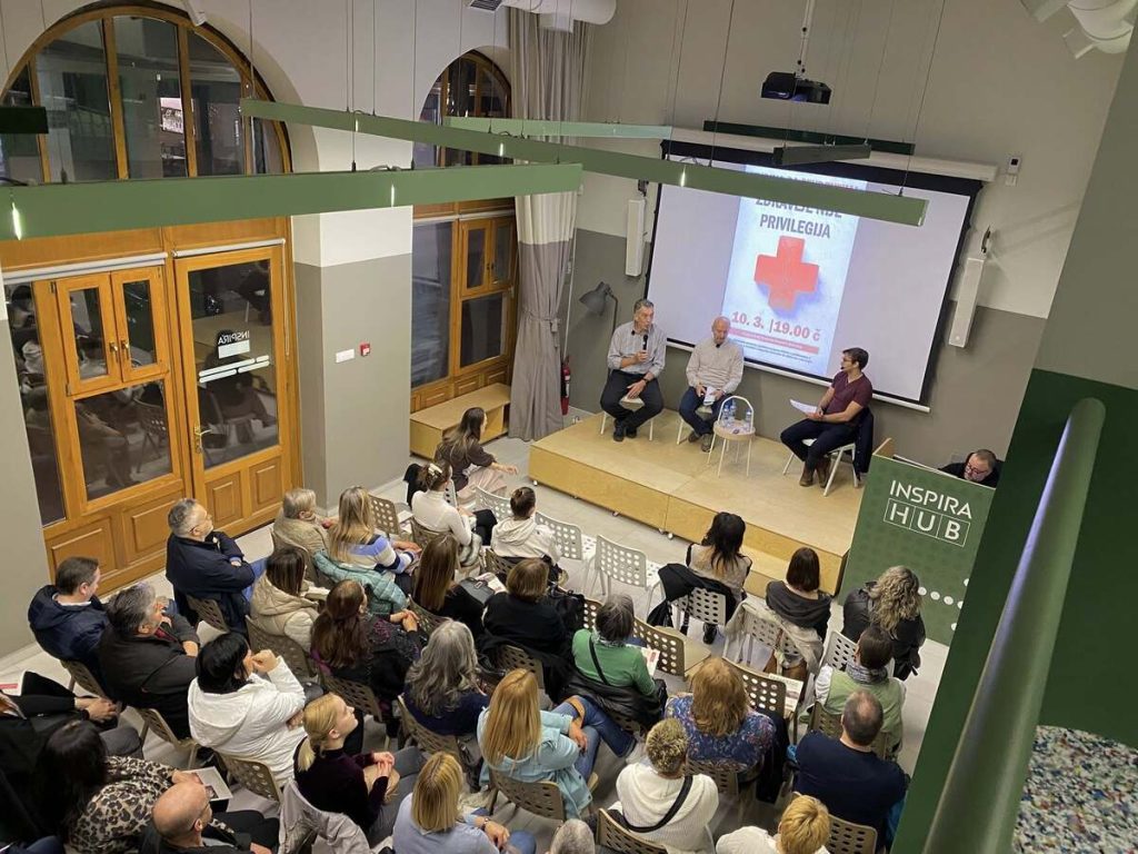 Subotički lekari na tribini: Korupcija i nepotizam razjedaju zdravstveni sistem (FOTO)